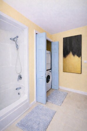 Sèche-cheveux, serviettes fournies, savon, papier toilette