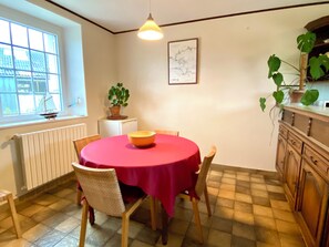Dining - Josephine's house, comfortable and cosy, quiet, near the beaches (Finistère) (Kerlouan)