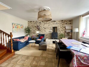 TV connectée, cheminée, table de tennis de table, livres