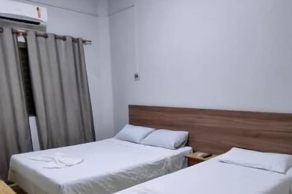 Quarto duplo econômico, ar-condicionado | Escrivaninha, espaço de trabalho para notebook, Wi-Fi de cortesia