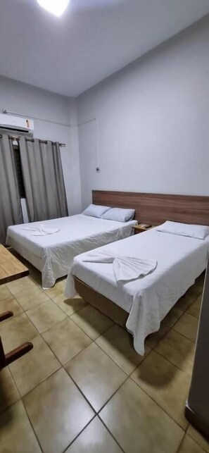 Economy-Zweibettzimmer, Klimaanlage | Schreibtisch, laptopgeeigneter Arbeitsplatz, kostenloses WLAN