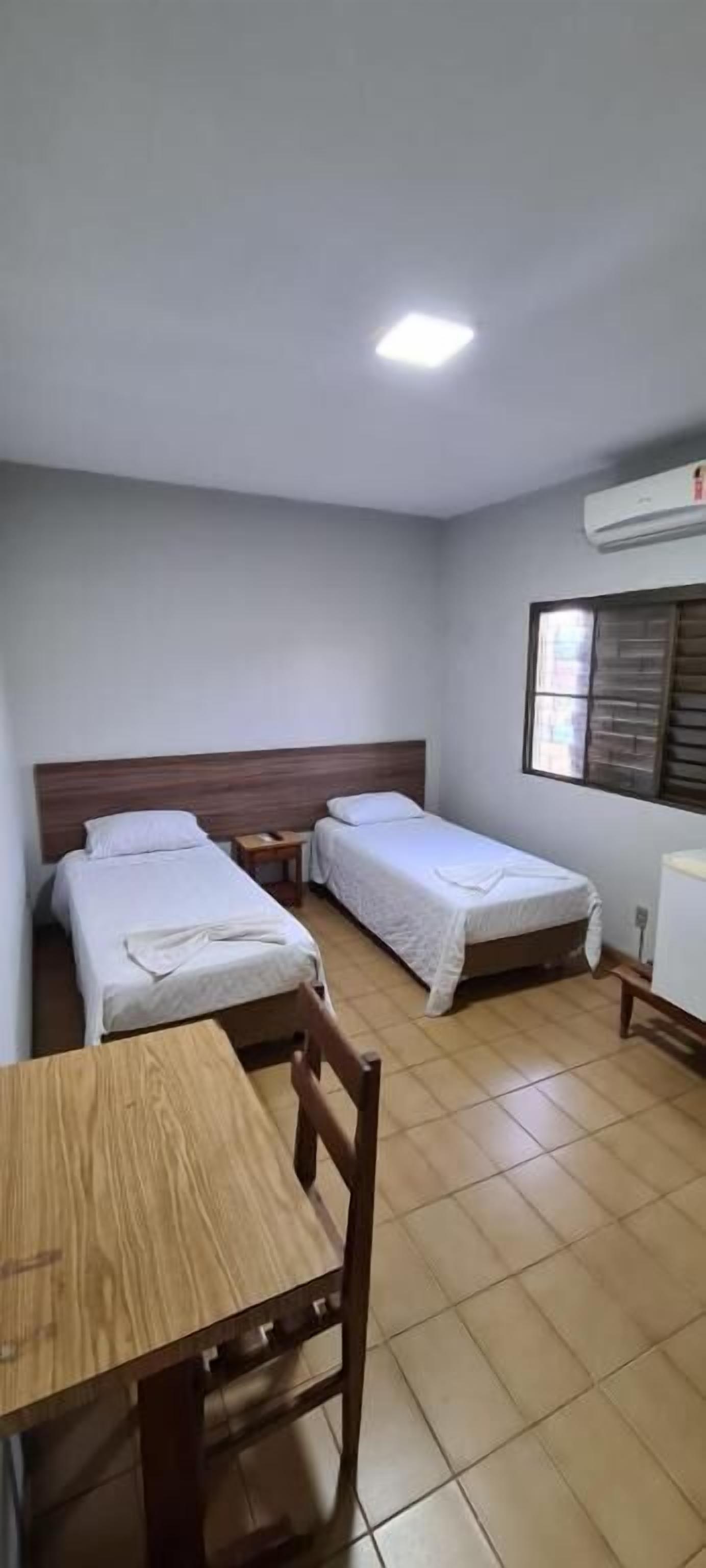 Quarto duplo econômico, ar-condicionado | Escrivaninha, espaço de trabalho para notebook, Wi-Fi de cortesia