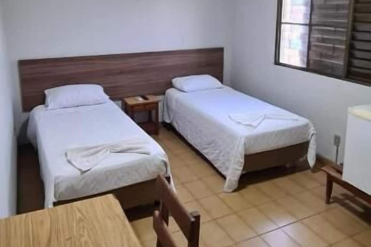 Quarto duplo econômico, ar-condicionado | Escrivaninha, espaço de trabalho para notebook, Wi-Fi de cortesia