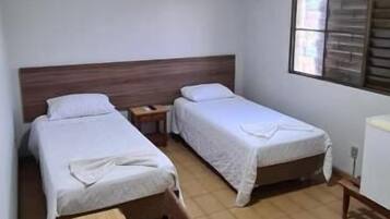 Quarto duplo econômico, ar-condicionado | Escrivaninha, espaço de trabalho para notebook, Wi-Fi de cortesia