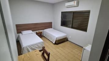 Escrivaninha, espaço de trabalho para notebook, Wi-Fi de cortesia