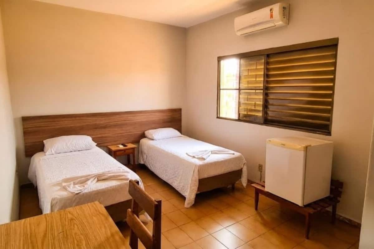 Chambre Ăconomique avec lits jumeaux, climatisation | Bureau, espace de travail pour ordinateur portable, Wi-Fi gratuit