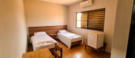 Habitación económica con 2 camas individuales, Aire acondicionado | Escritorio, espacio para trabajar con un portátil, wifi gratis