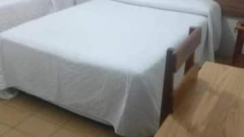 Quarto triplo econômico, ar-condicionado | Escrivaninha, espaço de trabalho para notebook, Wi-Fi de cortesia