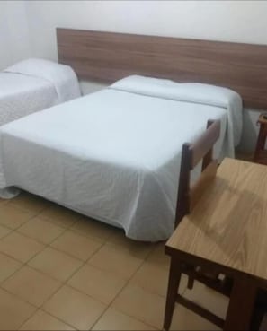 Quarto triplo econômico, ar-condicionado | Escrivaninha, espaço de trabalho para notebook, Wi-Fi de cortesia