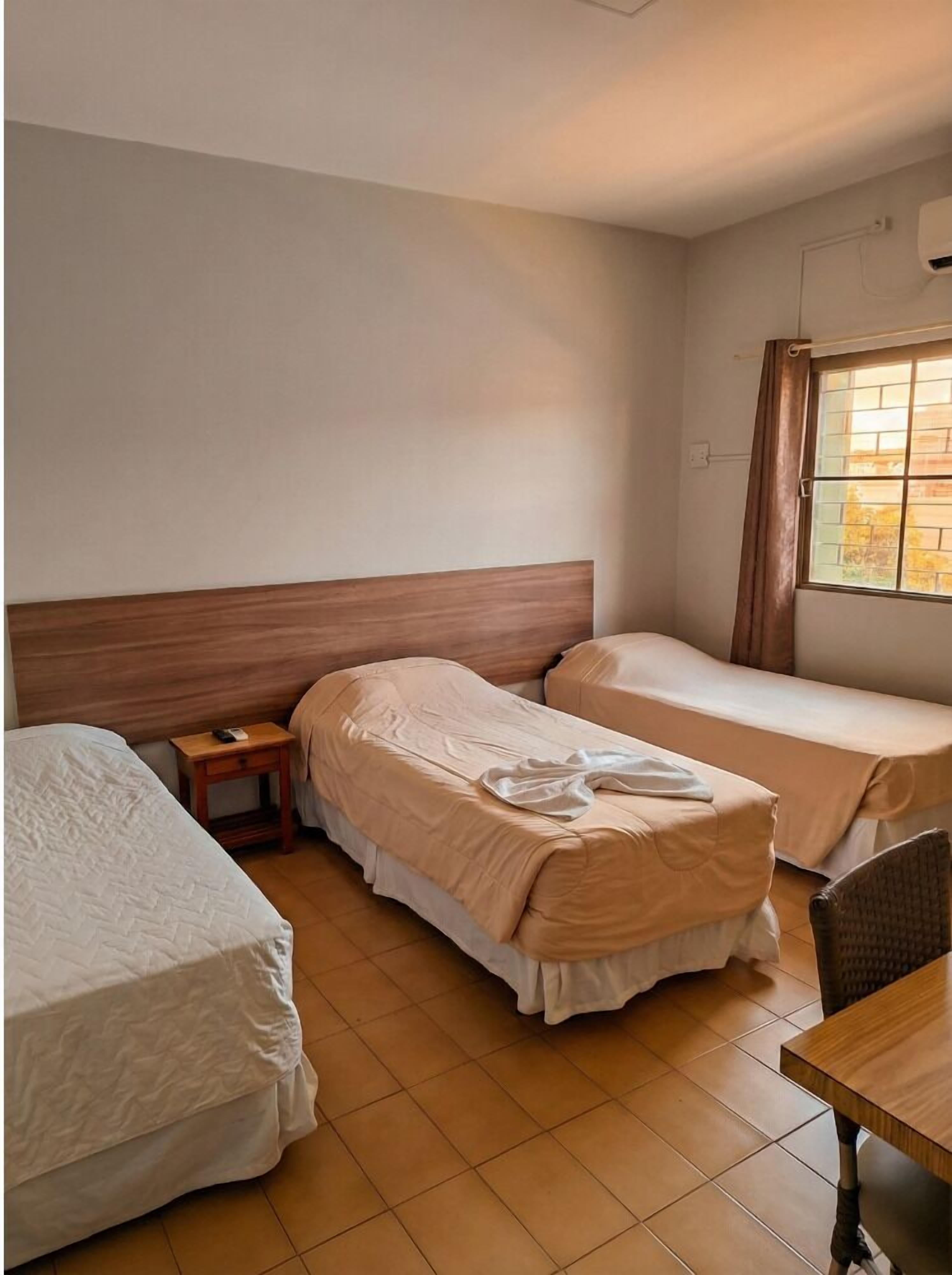 Bureau, espace de travail pour ordinateur portable, Wi-Fi gratuit