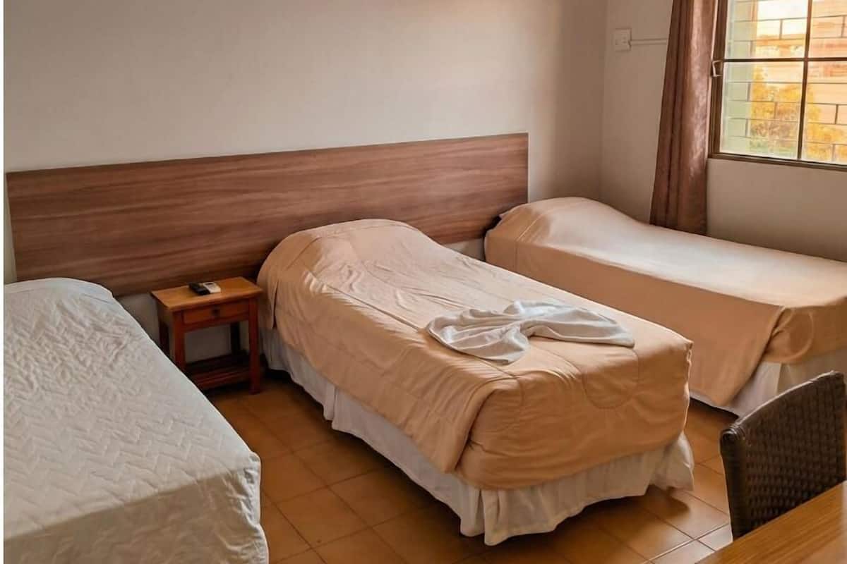 Bureau, espace de travail pour ordinateur portable, Wi-Fi gratuit