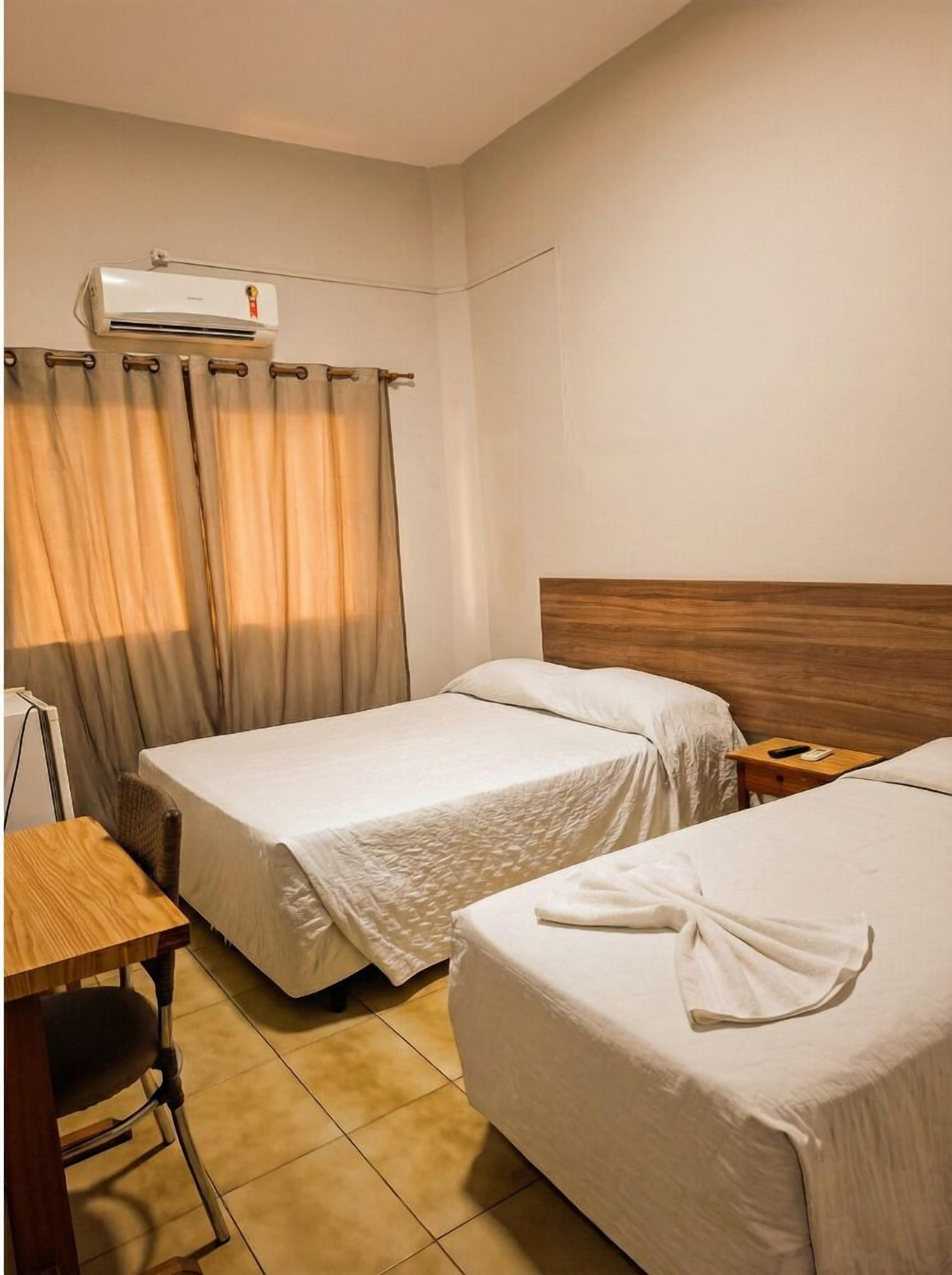 Quarto triplo econômico, ar-condicionado | Escrivaninha, espaço de trabalho para notebook, Wi-Fi de cortesia
