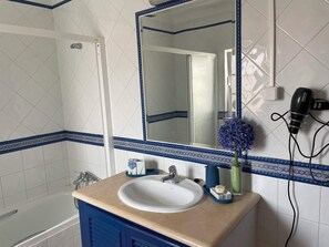 Sèche-cheveux, bidet, serviettes fournies, savon
