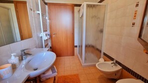 Doppia Standard, bagno privato, vista giardino | Bagno | Doccia, asciugacapelli, asciugamani, sapone