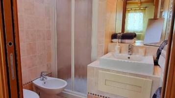 Chambre Double Romantique, salle de bains attenante | Salle de bain | Douche, sèche-cheveux, bidet, serviettes fournies