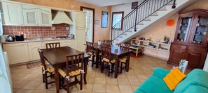 Frigorífico grande, placa de cocina y utensilios de cocina