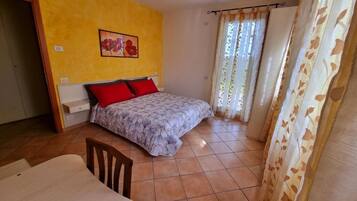 Standaard tweepersoonskamer, privébadkamer, uitzicht op tuin | Een bureau, gratis wifi