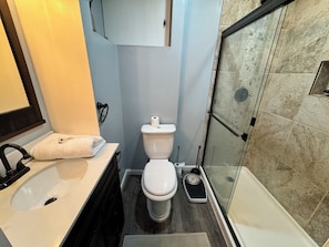 Bañera de hidromasaje, secador de pelo, toallas y jabón