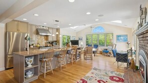 Mikrobølgeovn, ovn, kokeplater og kaffetrakter/tekoker