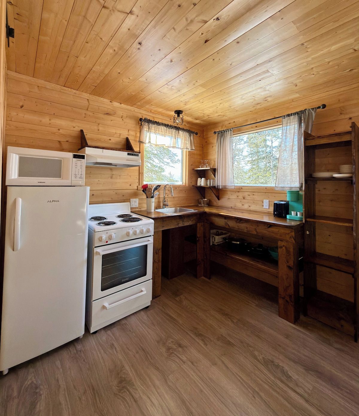 Coffee/tea maker, fridge, microwave, oven