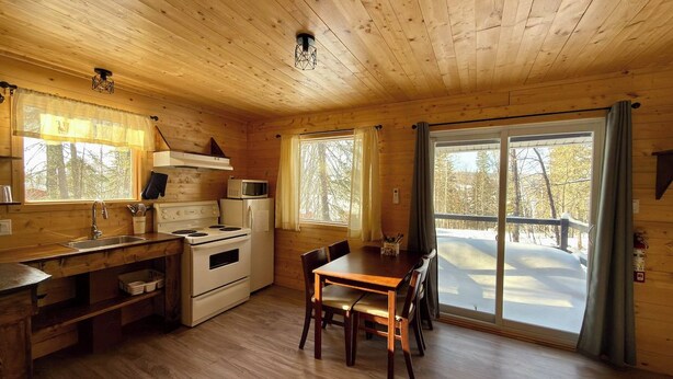 Private kitchen - Intimate Mini Chalet | Village on the Canada–U.S. Border (Pohénégamook)