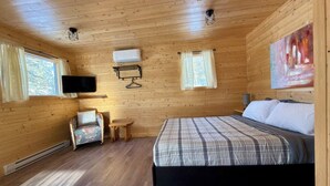 Room - Intimate Mini Chalet | Village on the Canada–U.S. Border (Pohénégamook)