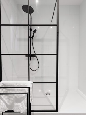 Shower, hair dryer, towels, soap - Charming Studio | Downtown | 2min Metro | 401 (BRUXELLES)