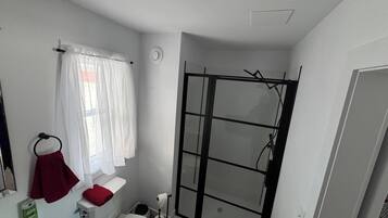 Room, 1 Bedroom | Bathroom