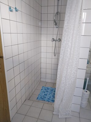 Shower, soap, toilet paper - Small and quiet vacation apartment Helga (Glowe)