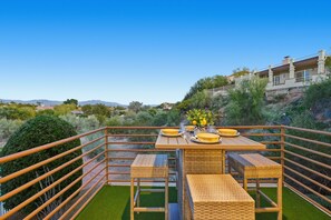 Outdoor dining - Golf Oasis Near Scottsdale w/ Heated Pool, Hot Tub, Pickleball, Games (Fountain Hills)