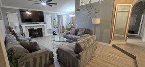 Smart TV - 3-bedroom house in beautiful Mesa with cool AC and fitness room (Mesa)