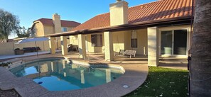 Pool - 3-bedroom house in beautiful Mesa with cool AC and fitness room (Mesa)