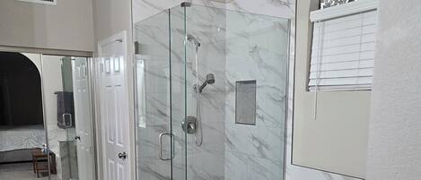 Douche, serviettes fournies, savon, papier toilette
