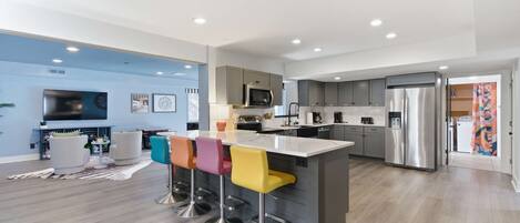 Réfrigérateur, micro-ondes, four, plaque de cuisson