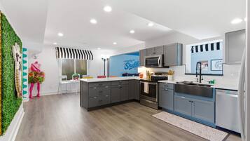 Kjøleskap, mikrobølgeovn, ovn og kokeplater