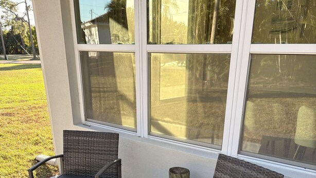 A patio area with wicker furniture and a concrete floor. - "Cozy 2-bed, 1-bath retreat in peaceful Charlotte Park, Punta Gorda! (Punta Gorda)