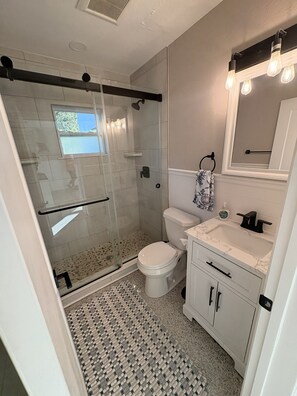 Shower, hair dryer, towels, toilet paper - "Cozy 2-bed, 1-bath retreat in peaceful Charlotte Park, Punta Gorda! (Punta Gorda)