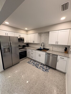 Private kitchen - "Cozy 2-bed, 1-bath retreat in peaceful Charlotte Park, Punta Gorda! (Punta Gorda)