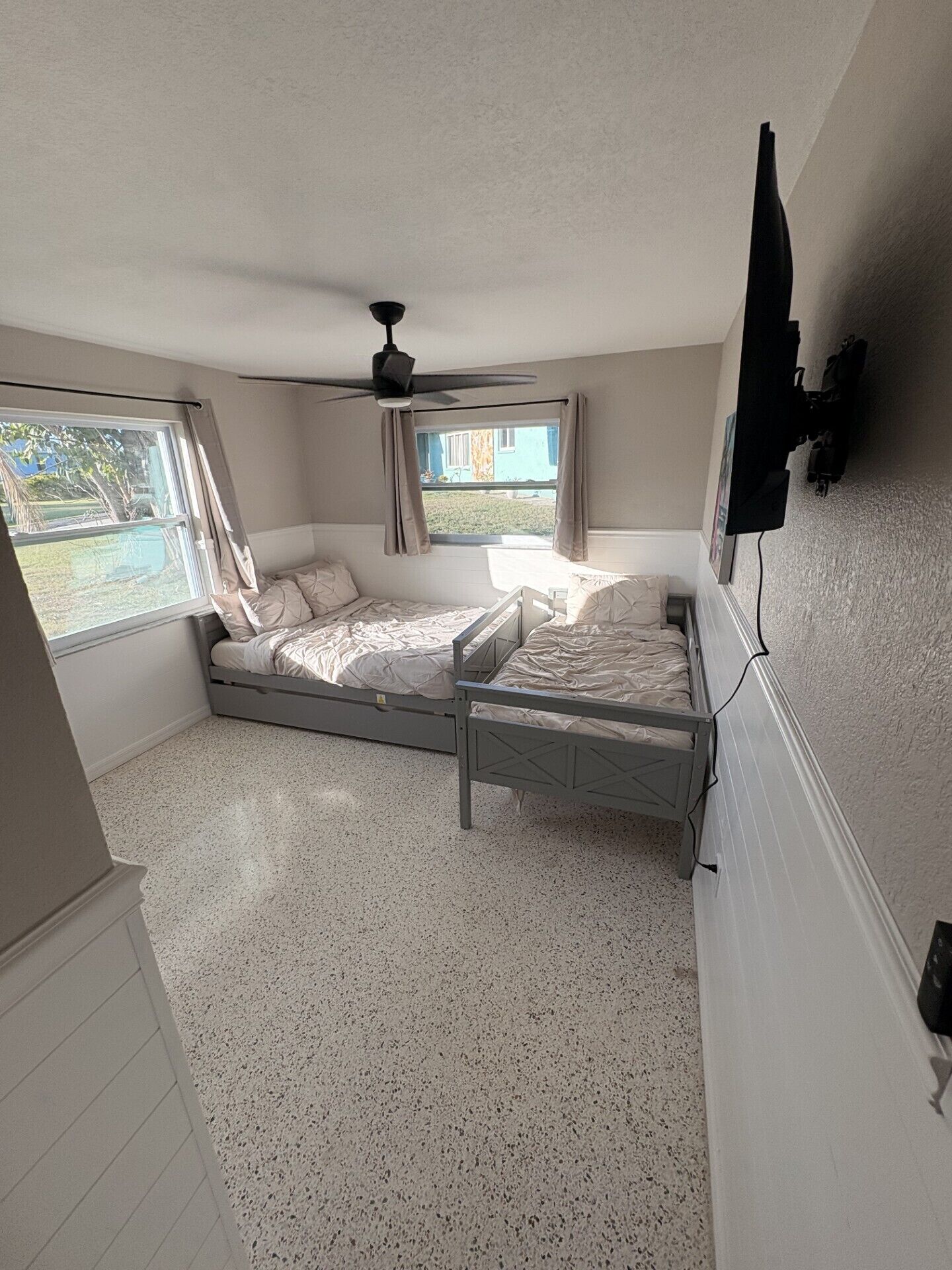 2 bedrooms, internet, bed sheets