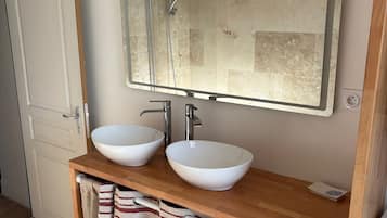 Serviettes fournies, savon, papier toilette