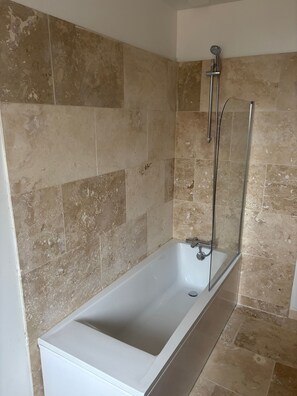 Serviettes fournies, savon, papier toilette