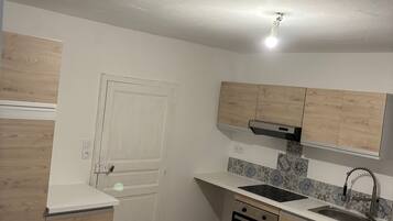 KjĂžleskap, mikrobĂžlgeovn, ovn og kokeplater