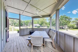 Outdoor dining - Close to Beach / Hot Tub / Dog Friendly (Michigan City)