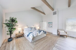 3 bedrooms, iron/ironing board, free WiFi, bed sheets - Close to Beach / Hot Tub / Dog Friendly (Michigan City)