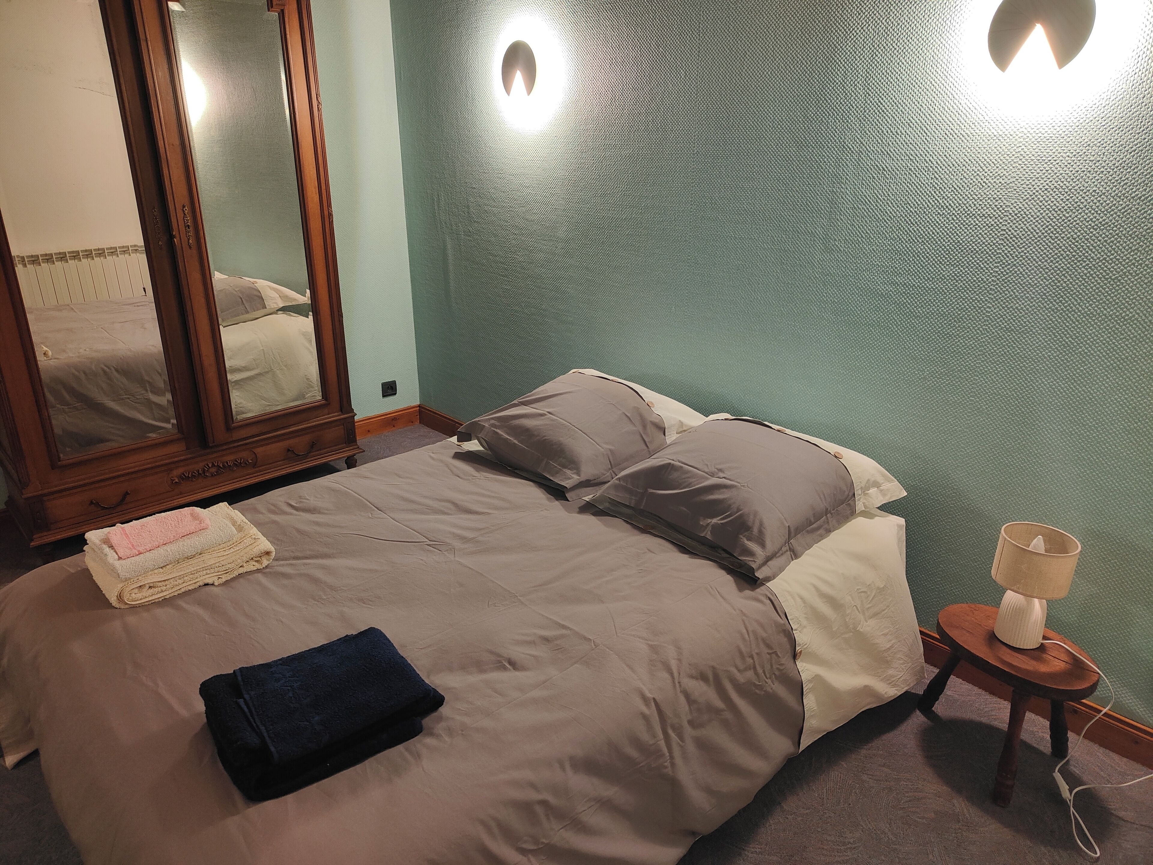 Fer et planche à repasser, accès Internet, draps fournis