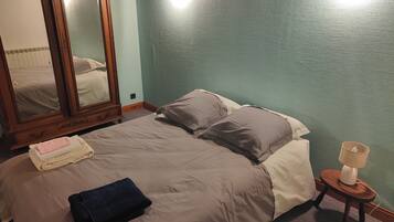 Fer et planche à repasser, accès Internet, draps fournis