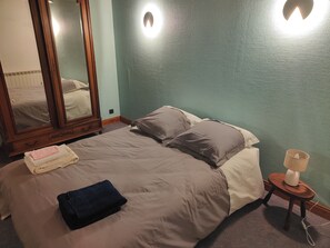 Fer et planche à repasser, accès Internet, draps fournis