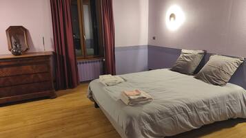 Fer et planche à repasser, accès Internet, draps fournis