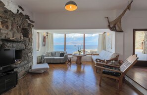 TV, fireplace - ⋆ 5BR Oceanside View Near Lighthouse- Pharos VM ⋆ (Faros Armenistis)