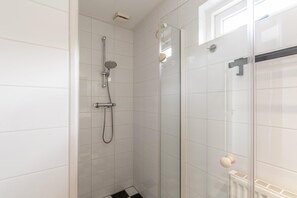Bathroom - Modernly Furnished Bungalow for 4 People (Sint Maartensvlotbrug)